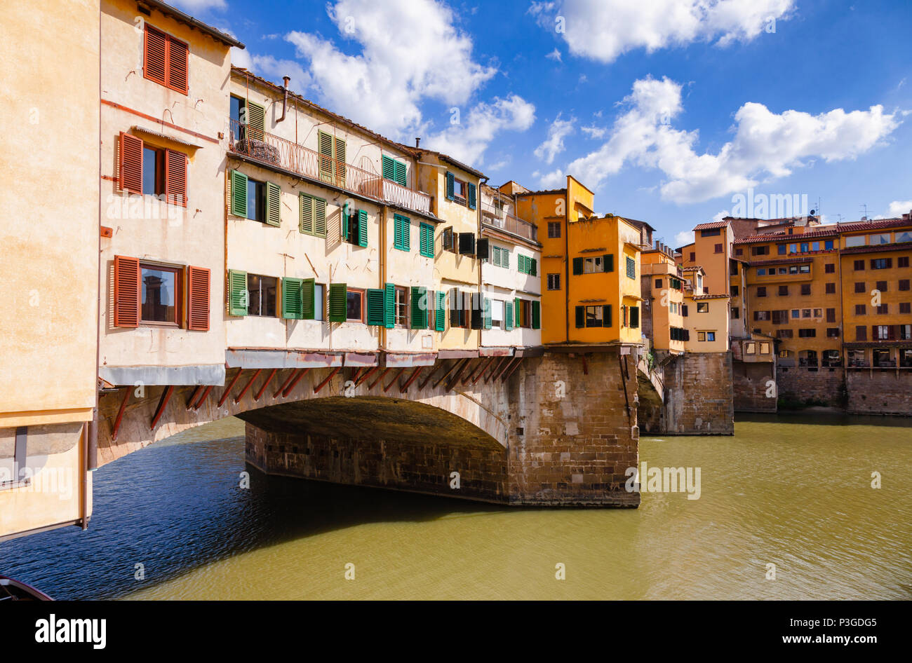 Malerische Ponte Vecchio (Alte Brücke) Mittelalterliche geschlossen - brüstungs segmentale Brücke über den Fluss Arno, eine beliebte Touristenattraktion von Florenz, Tusca Stockfoto
