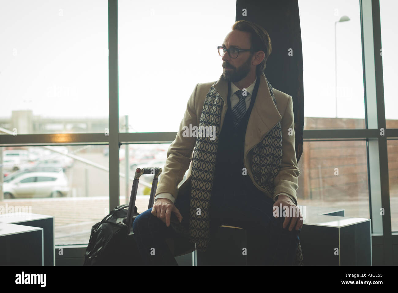 Unternehmer in der Hotellobby sitzen Stockfoto
