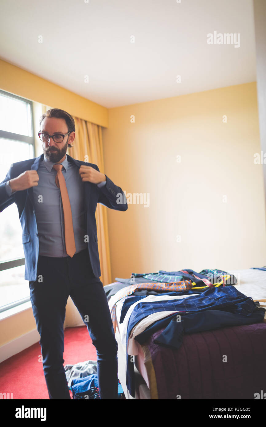 Unternehmer tragen Blazer im Hotel Zimmer Stockfoto