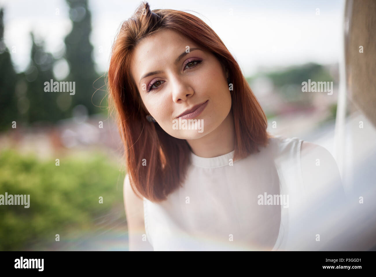 Portrait von wunderschöne rothaarige Frau im Sommer strahlen Stockfoto