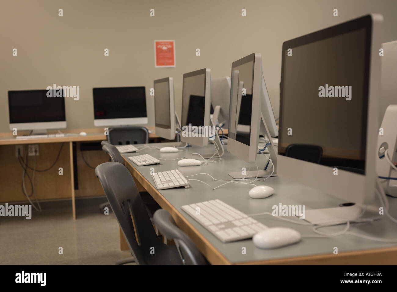 Desktop-pcs auf der Tabelle angeordnet Stockfoto
