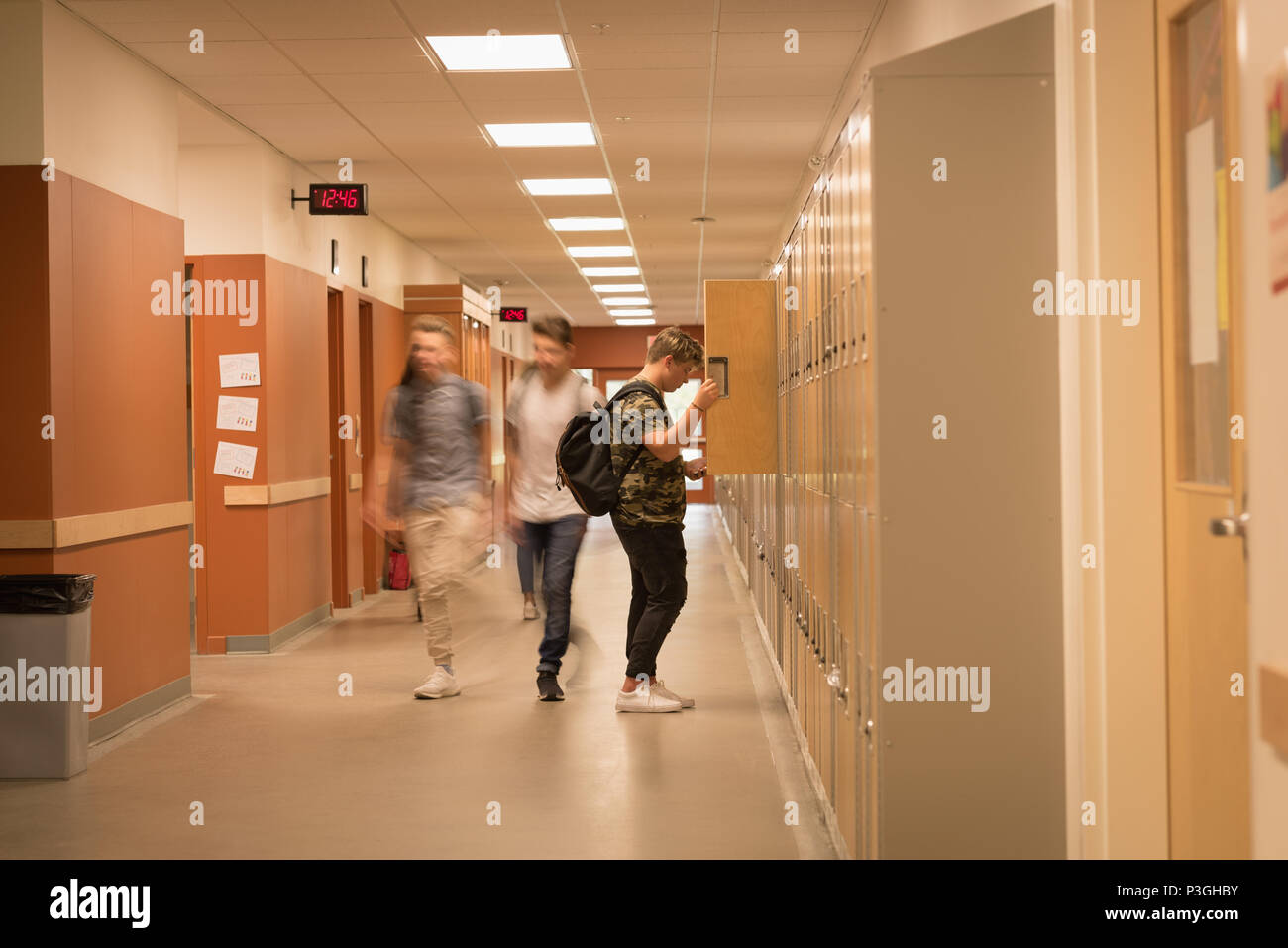 Studenten wandern im Korridor Stockfoto