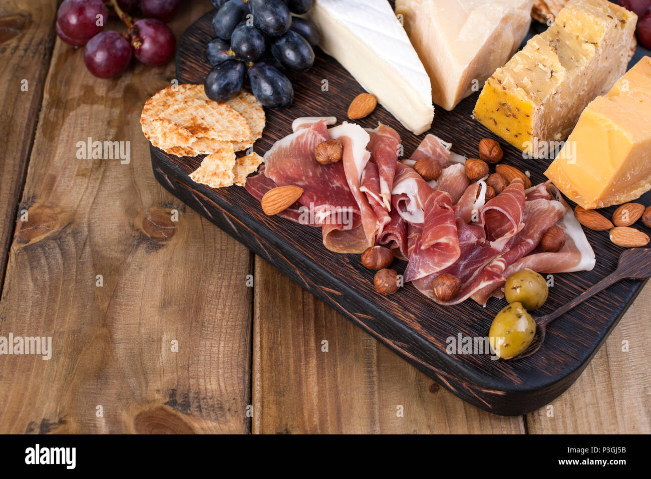 Snack zu Wein. Frisch gebackenes Brot. Verschiedene Snack für Wein. Käse, Oliven, Trauben kopieren. Flach Stockfoto