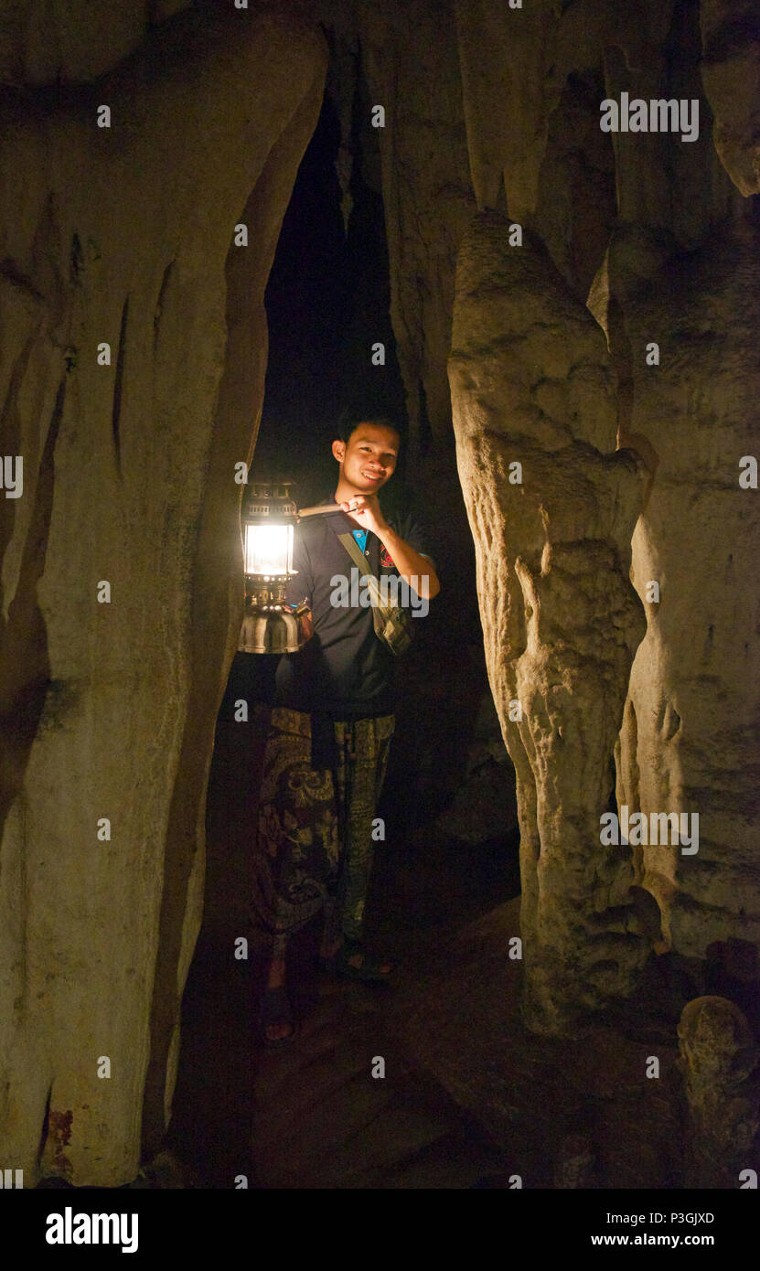 Guide mit Gas Lamp Lod Höhlen Mae Hong Son Provinz Northern Thailand Stockfoto