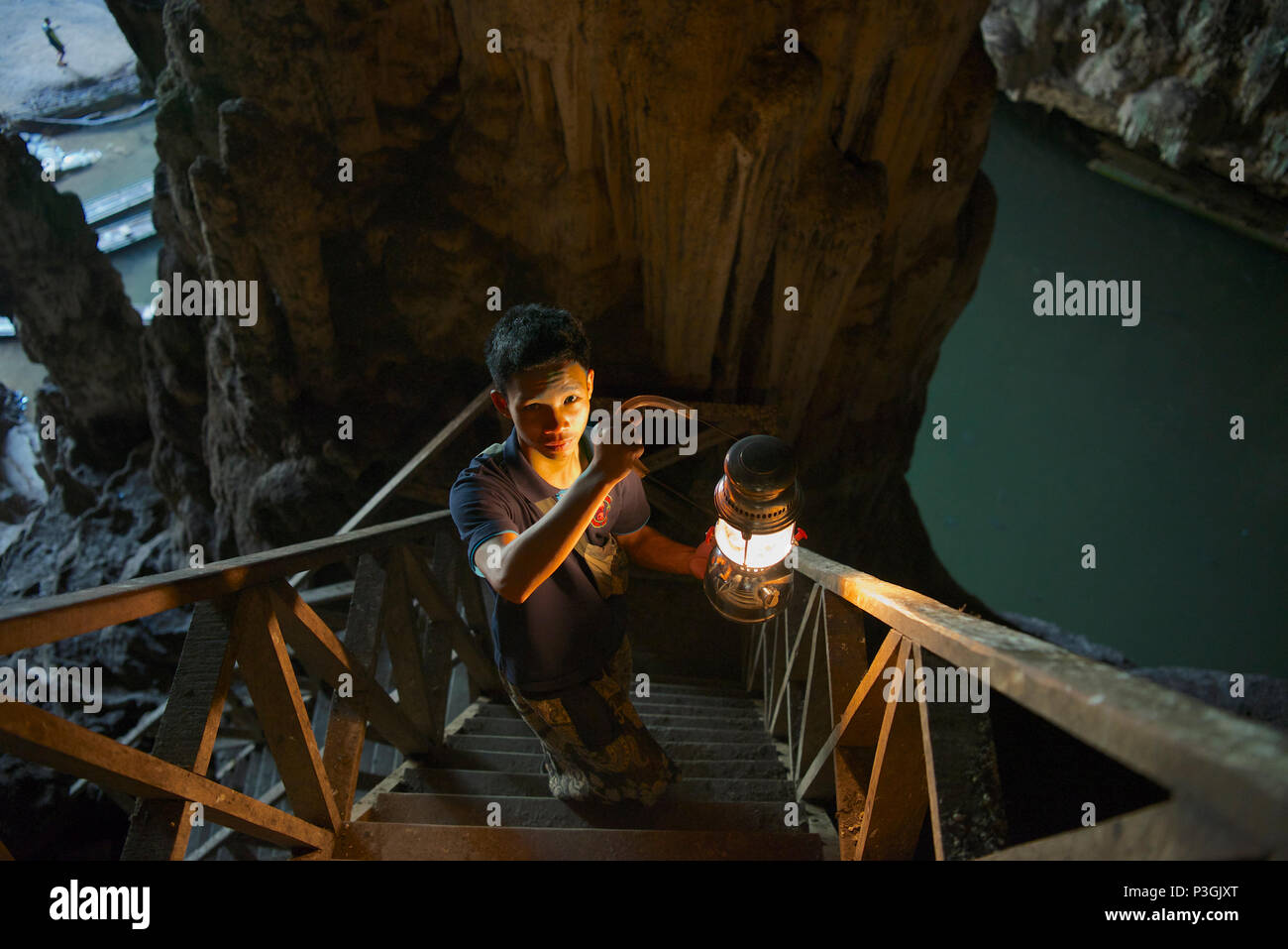 Guide mit Lampe Tham Lod Höhlen Mae Hong Son Provinz Northern Thailand Stockfoto