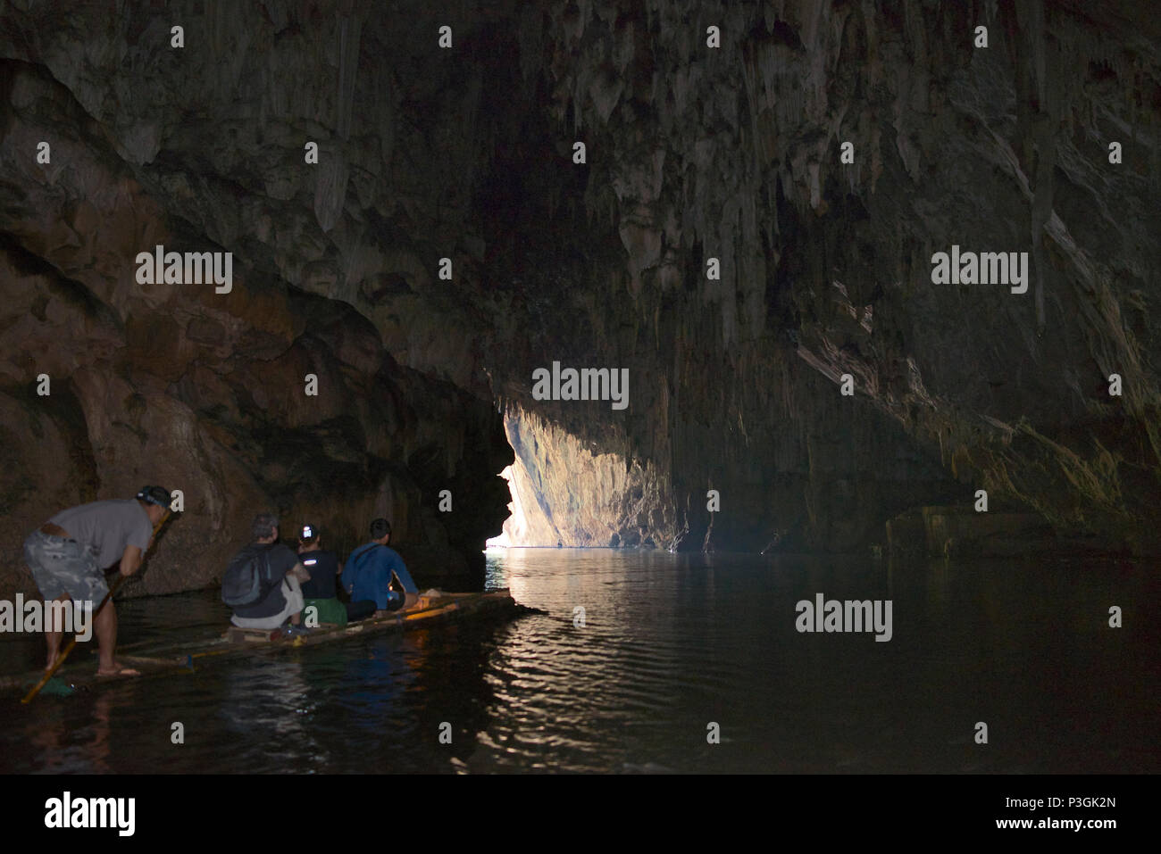 Touristen paddelten auf bambusfloß Tham Lod Höhlen Mae Hong Son Provinz Northern Thailand, Stockfoto