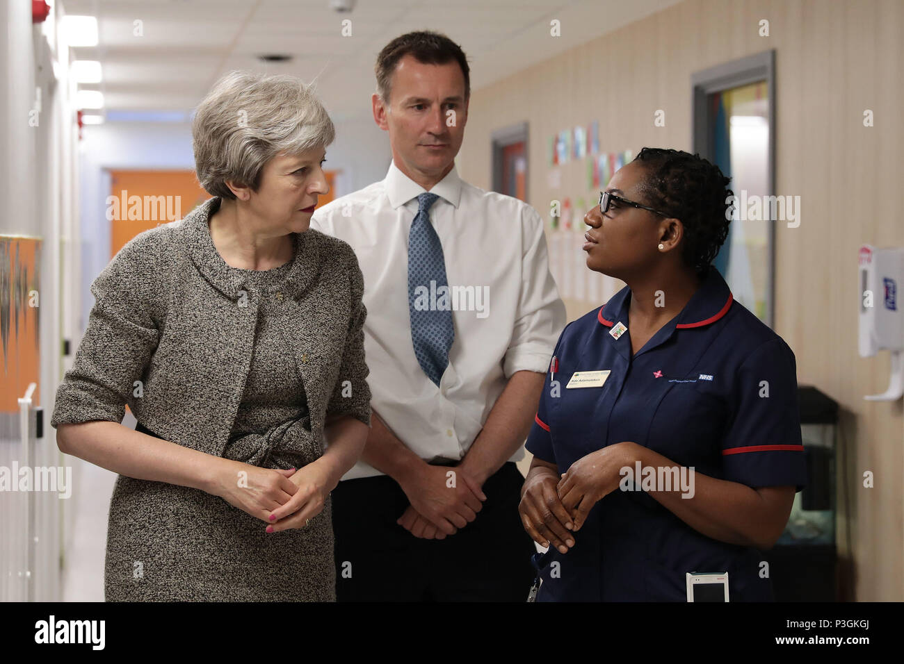Premierminister Theresa May und der Staatssekretär für Gesundheit und Soziales Jeremy Hunt Krankenschwestern während einer Tour von der Royal Free Hospital treffen, nördlich von London nach der Bekanntgabe der erhöhten Nhs Finanzierung. Stockfoto