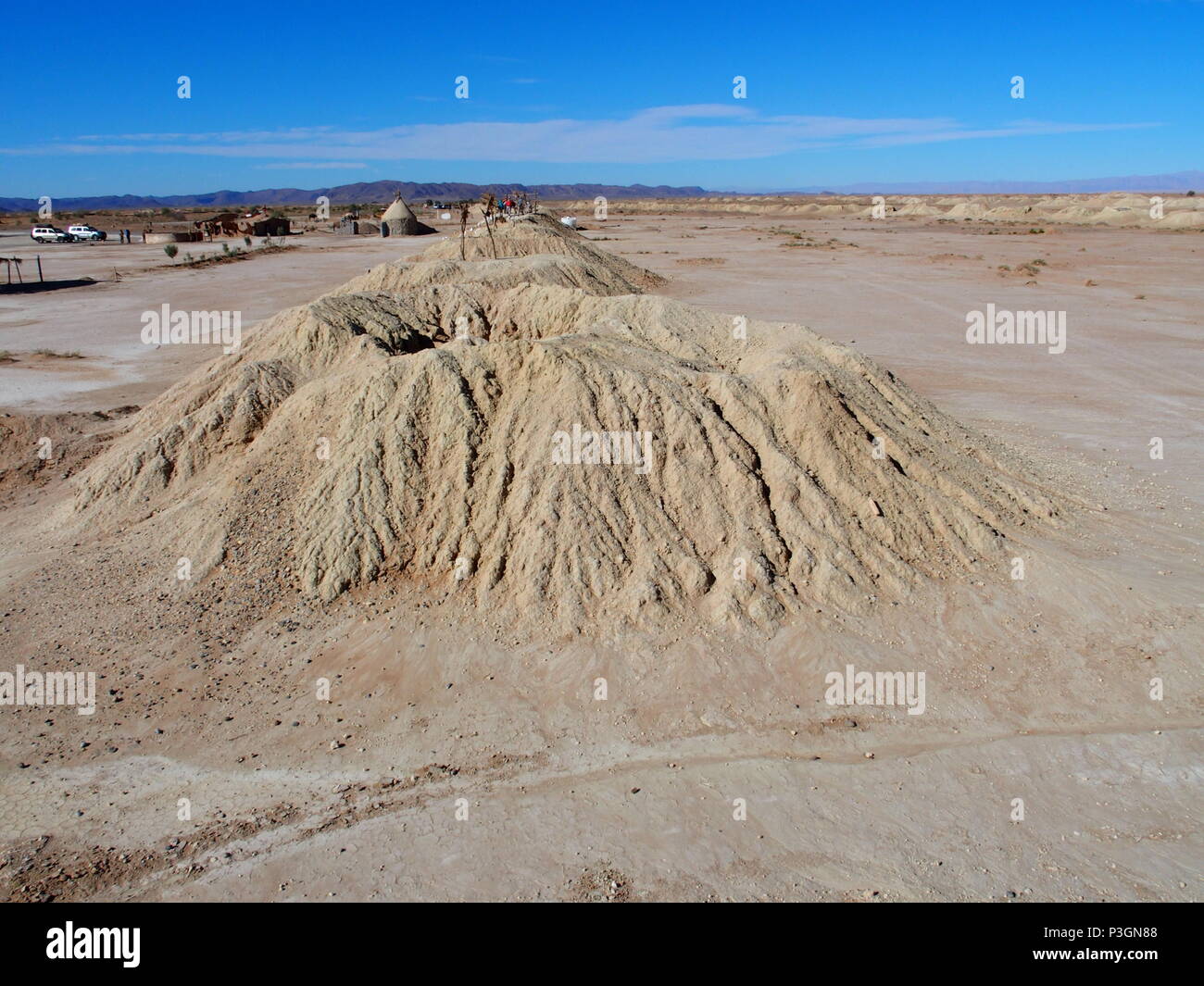 Beeindruckendes Panorama von Ketthara, das Wasser gut an afrikanischen Wüste Sahara Landschaften in der Nähe von Erfoud in Marokko mit klaren blauen Himmel in 2017 kalten Sunn Stockfoto