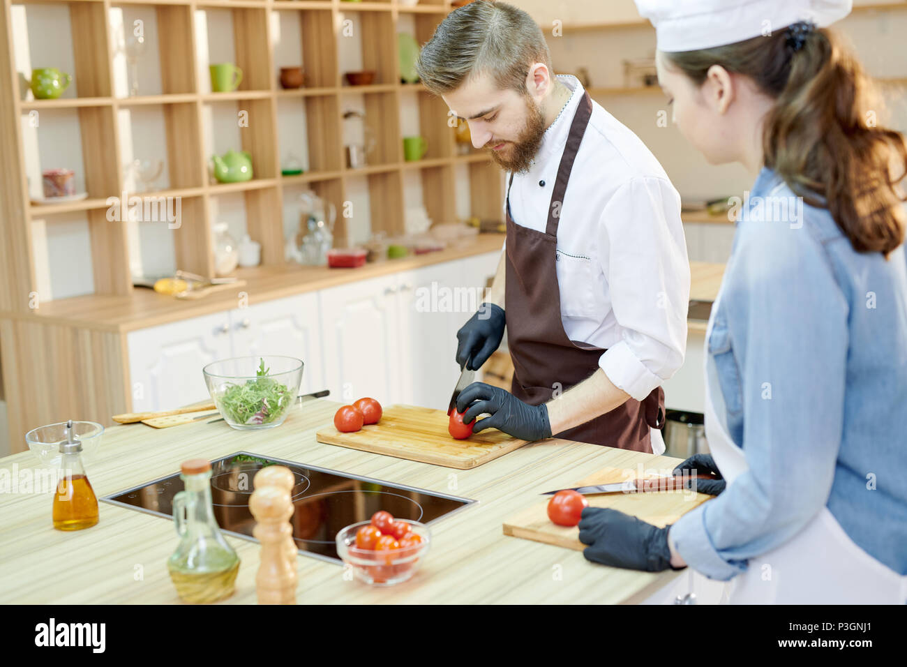 Zwei Köche kochen im Restaurant Stockfoto