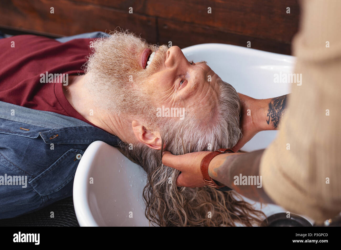 Ältere männliche Gespräch mit Meister begeistert Stockfoto