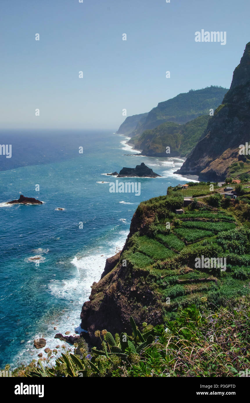 Steilen nördlichen Küstenlinie der Insel Madeira, von Atlantik und von hohen Bergen und Klippen von grünen üppigen Vegetation umgeben. Spa Stockfoto