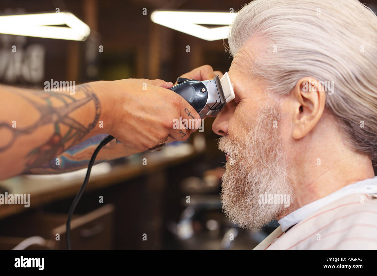 Foto von reifer Mann, barbershop Besuch konzentriert Stockfoto