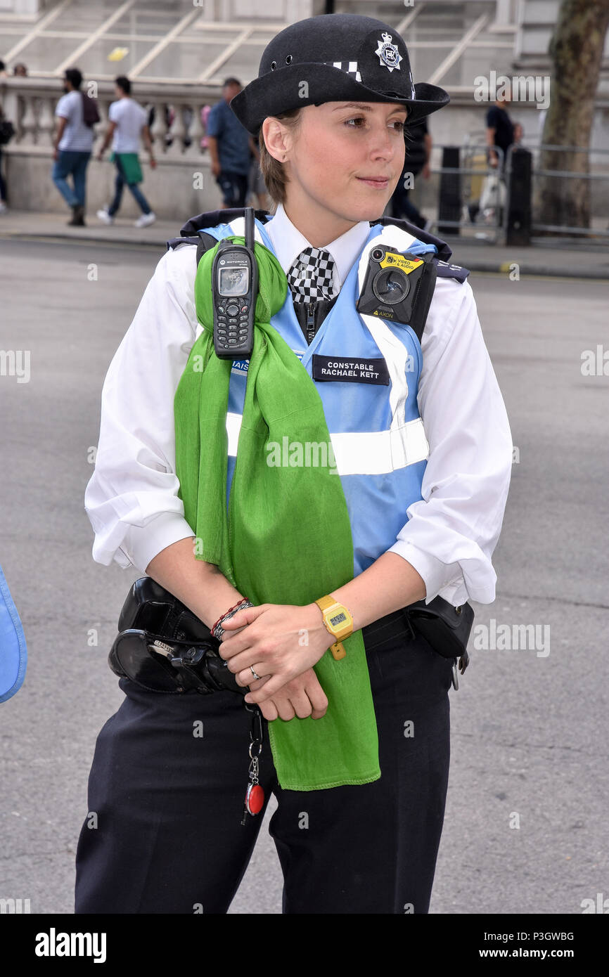 Polizistinnen mit grüner Granfell-Schärpe, Gerechtigkeit für Grenfell - Solidaritätsmarsch, Richmond Terrace, London.UK Stockfoto