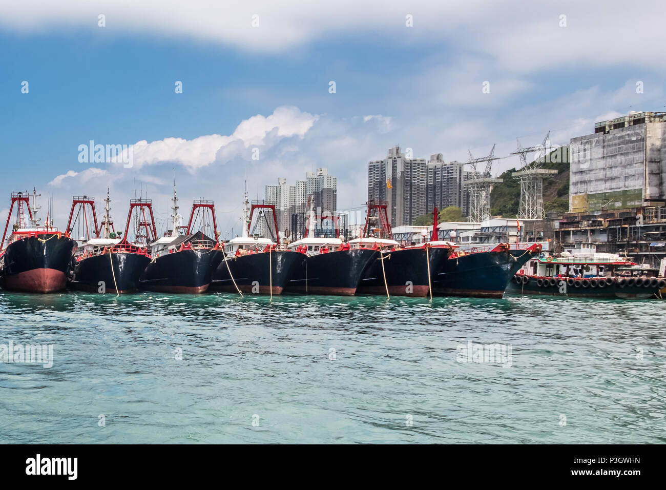 Fischtrawler in Aberdeen Bay, Hong Kong verankert. Modernen nautischen Schiffe in der Fischindustrie. Stockfoto