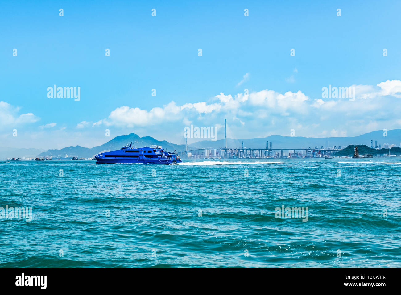 High speed Wasserstrahl Passagier nautische Schiff schnell bewegenden von Hongkong nach Macau (Asiatische spielende Center). Brücke, Cargo Container Hafen und Terminal Stockfoto