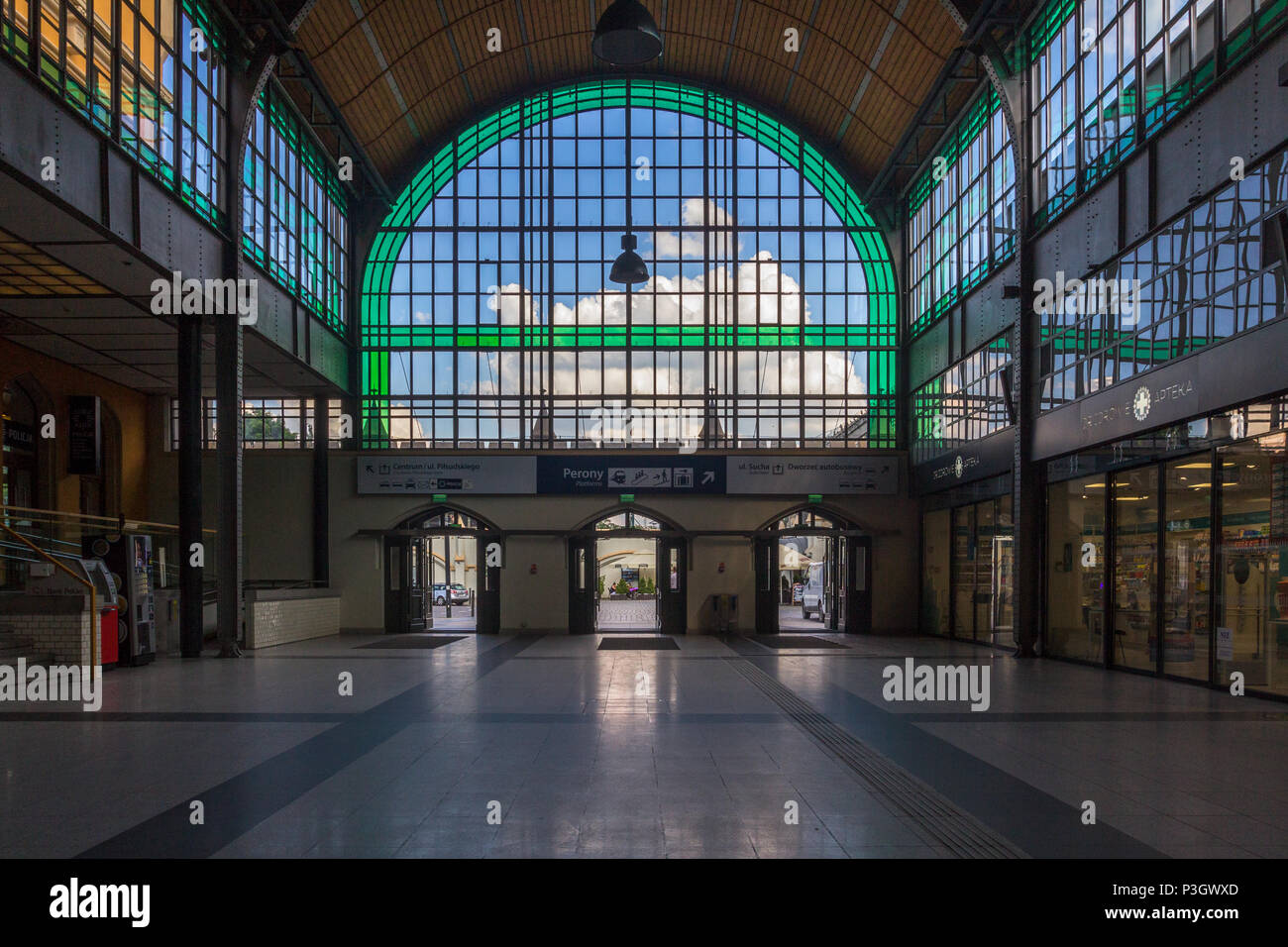 Geräumige Plattform Halle in Wrocław Główny - Hauptbahnhof - Übersicht Rundbogenfenster und Decke und keine Leute Stockfoto