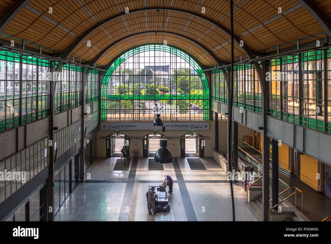 Geräumige Plattform Halle in Wrocław Główny - Hauptbahnhof Stockfoto