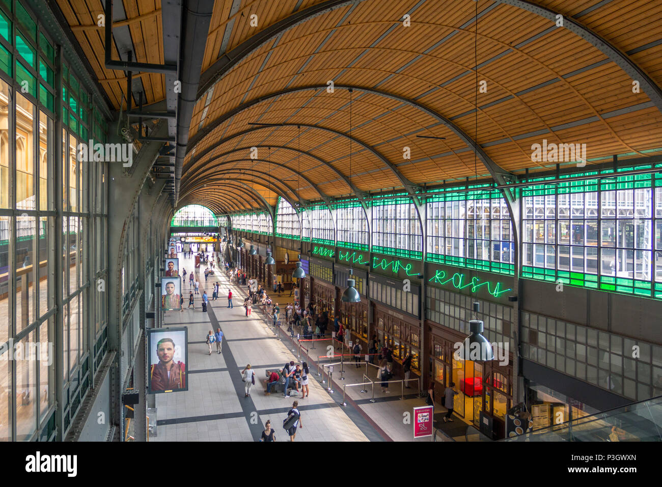 Geräumige Plattform Halle in Wrocław Główny - Hauptbahnhof Stockfoto