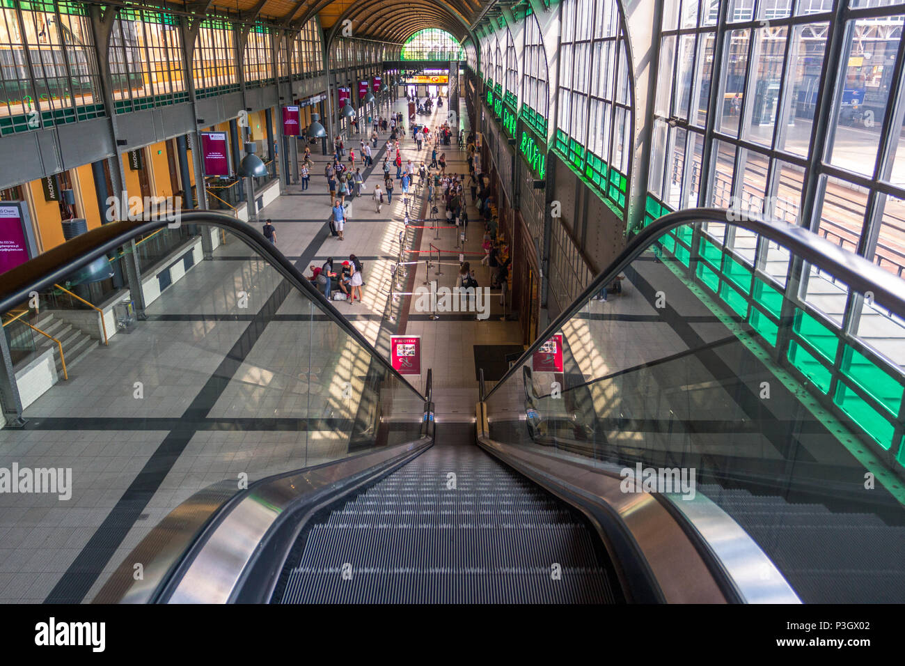 Geräumige Plattform Halle in Wrocław Główny - Hauptbahnhof Stockfoto
