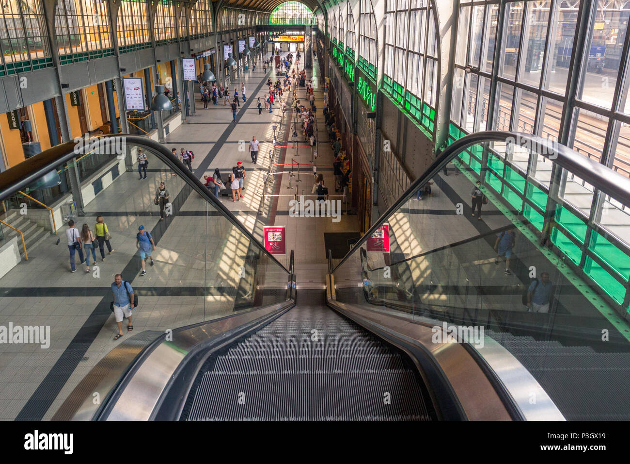 Geräumige Plattform Halle in Wrocław Główny - Hauptbahnhof Stockfoto