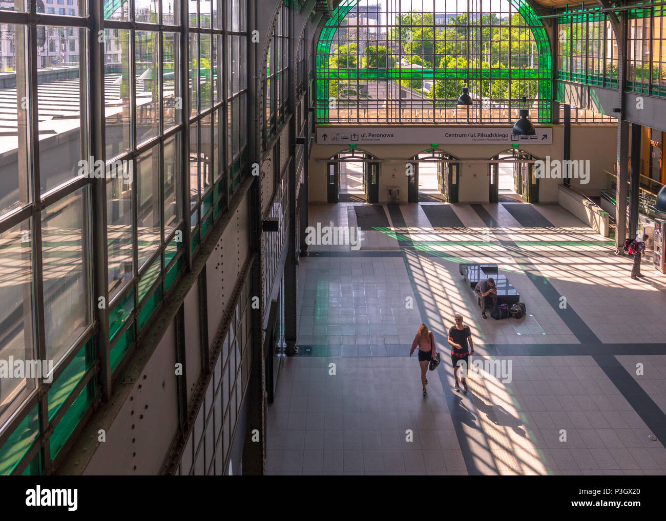 Geräumige Plattform Halle in Wrocław Główny - Hauptbahnhof Stockfoto