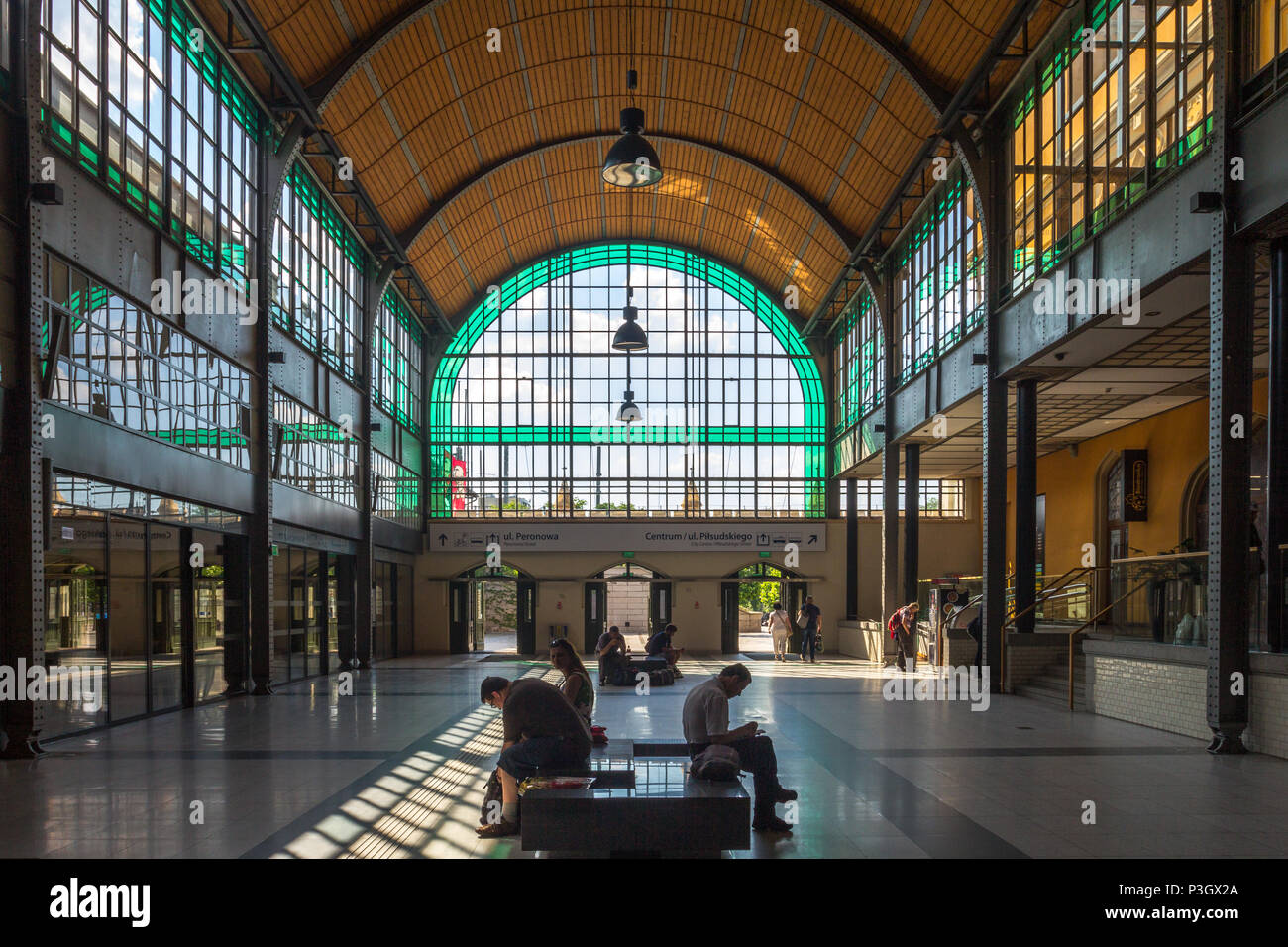 Geräumige Plattform Halle in Wrocław Główny - Hauptbahnhof Stockfoto