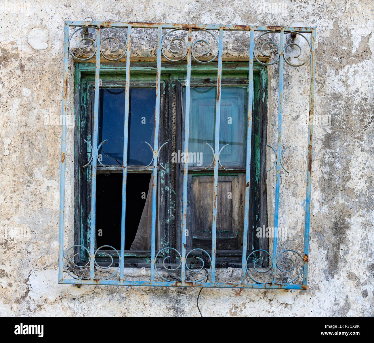 Bügeleisen Schutzgitter am Fenster der alten Gebäude mit gebrochenen Fenster  Stockfotografie - Alamy
