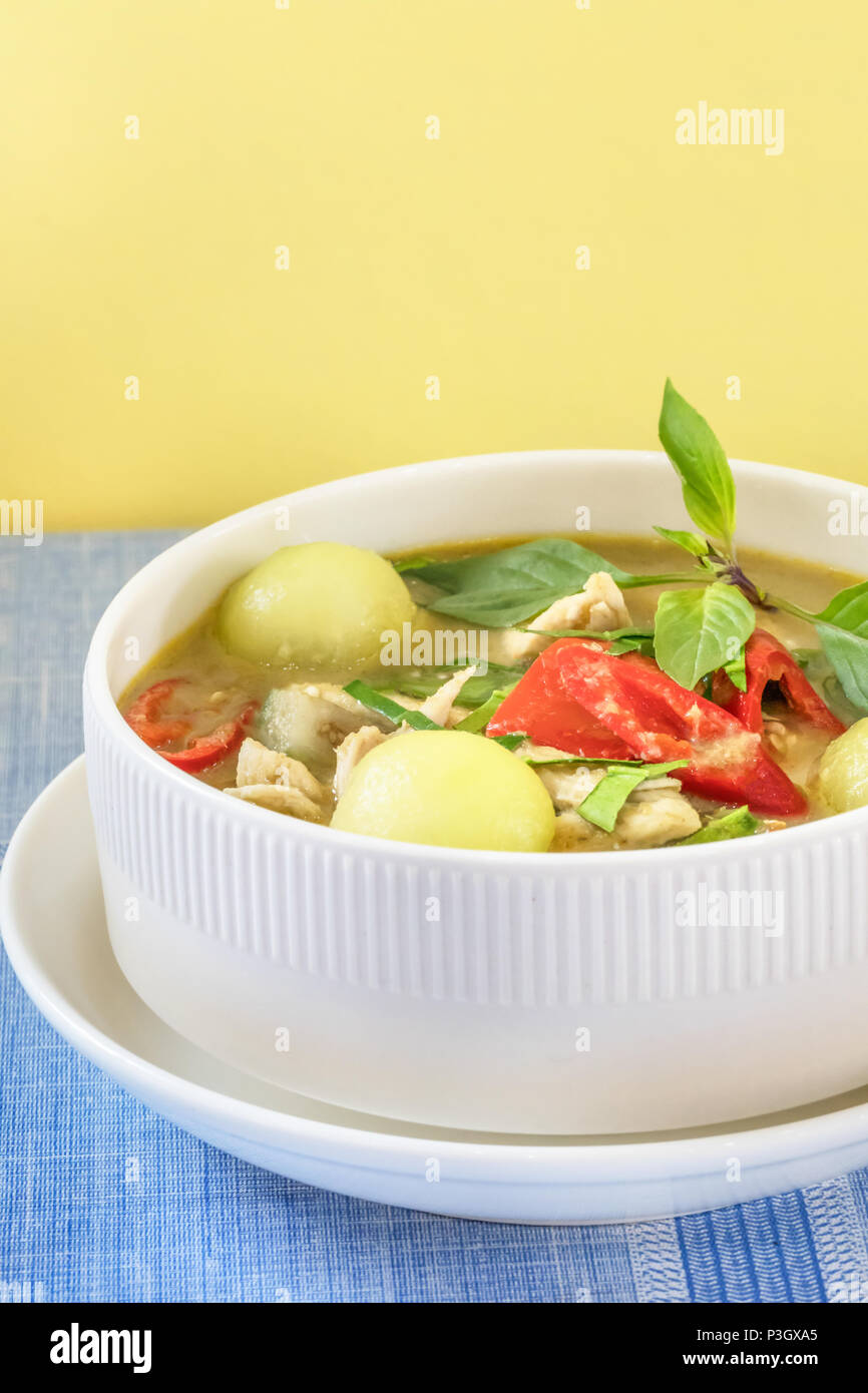 Grünes curry mit Hühnchen und Gemüse in weiße Schüssel Stockfoto