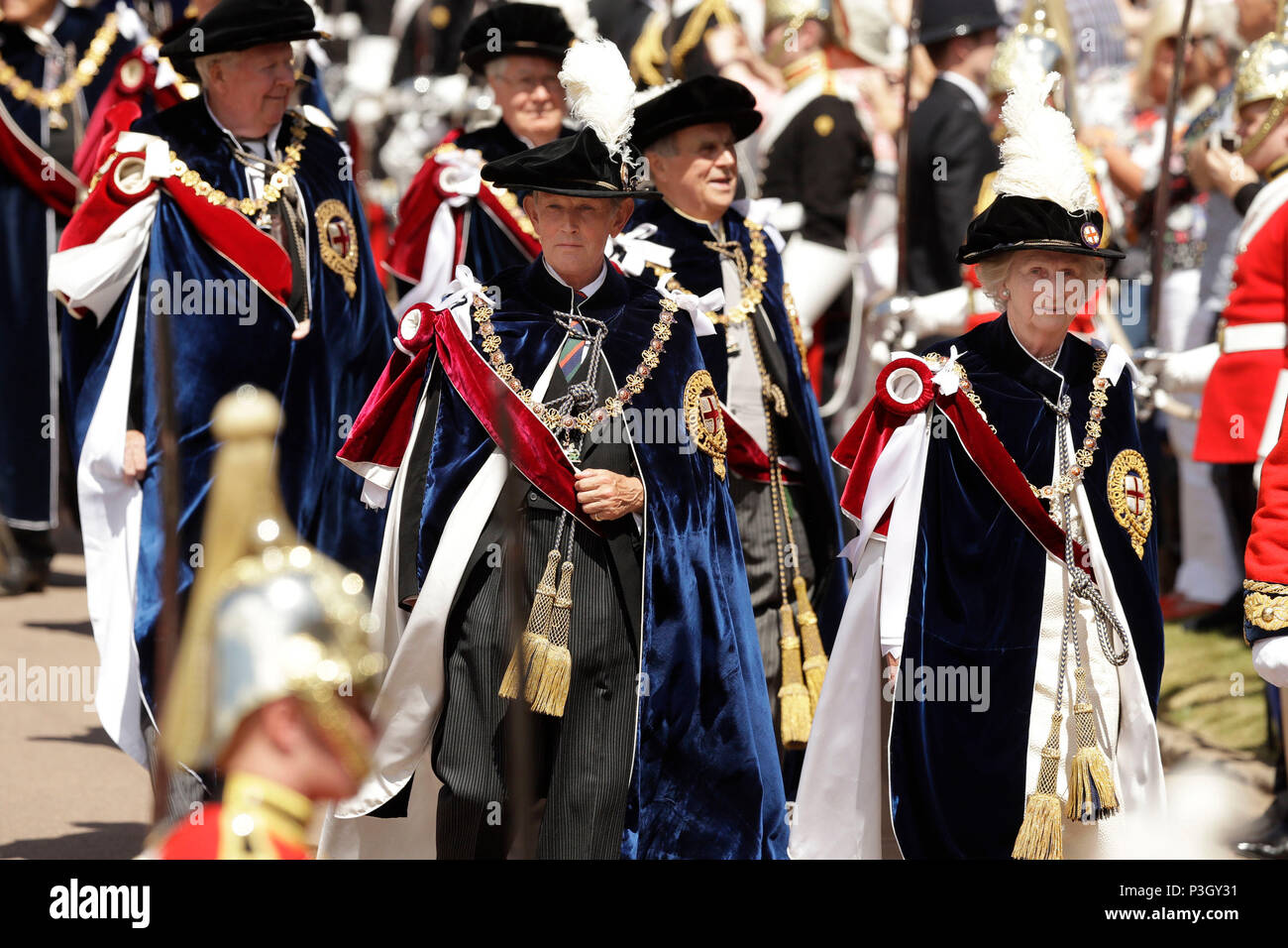 Die zwei neuesten Mitglieder, Lady Begleiter Dame Maria Fagan (Mitte) und Knight Companion Die Viscount Brookeborough, (rechts) entfernt an der Vorderseite der Prozession zum jährlichen Reihenfolge der Strumpfband Service im St George's Chapel, Windsor Castle. Stockfoto
