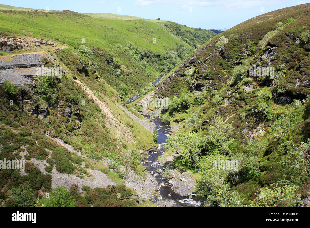 Afon Aled fließt durch eine V-förmige Schlucht auf die Bezirke Denbighshire Mauren, Wales Stockfoto