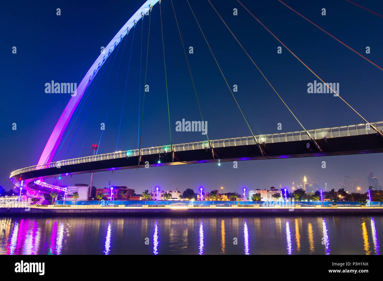 Dubai wasser Kanalbrücke in das Wasser in der Nacht wider Stockfoto
