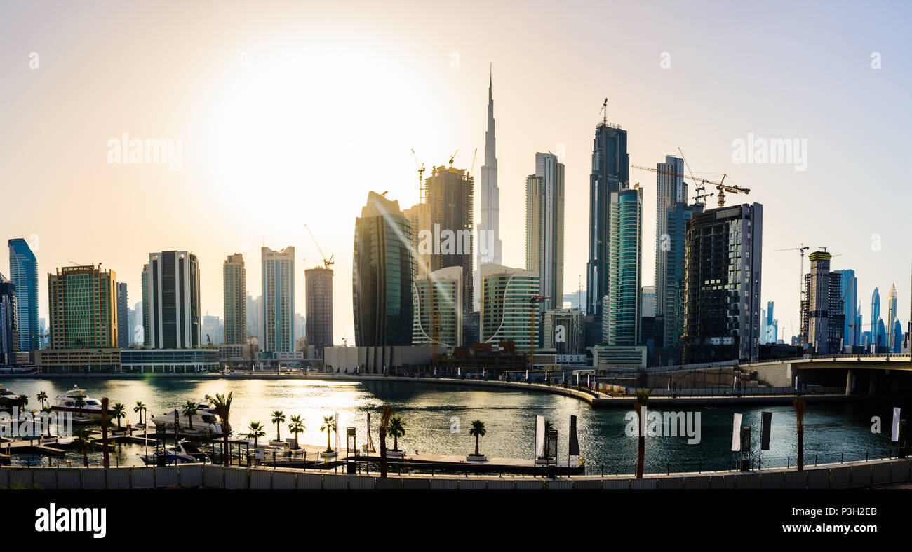 Blick auf Downtown Dubai Stadtbild und die Dubai Creek bei Sonnenuntergang Stockfoto