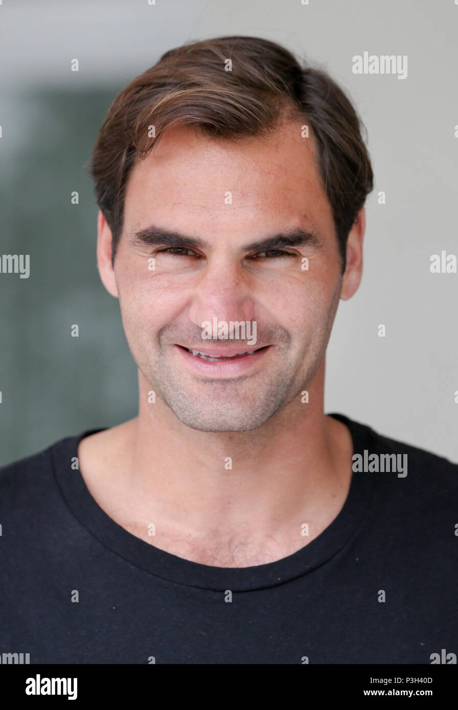 18 Juni 2018, Halle, Deutschland - Tennis, ATP-Tour, Herren Einzel, Erste Runde: Die Nummer eins Roger Federer aus der Schweiz vor dem Start des Turniers. Foto: Friso Gentsch/dpa Stockfoto