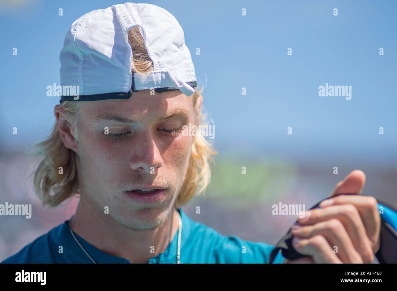 Die Queen's Club, London, Großbritannien. 18 Juni, 2018. Grass Court Tennis Meisterschaften der Männer, ein Vorspiel zu Wimbledon, beginnen um 12.00 Uhr auf dem Center Court mit Denis Shapovalov (CAN) vs Gilles Muller (LUX). Shapovalov aktuelle Ranking 23, Muller aktuelle Ranking 32. Credit: Malcolm Park/Alamy Leben Nachrichten. Stockfoto