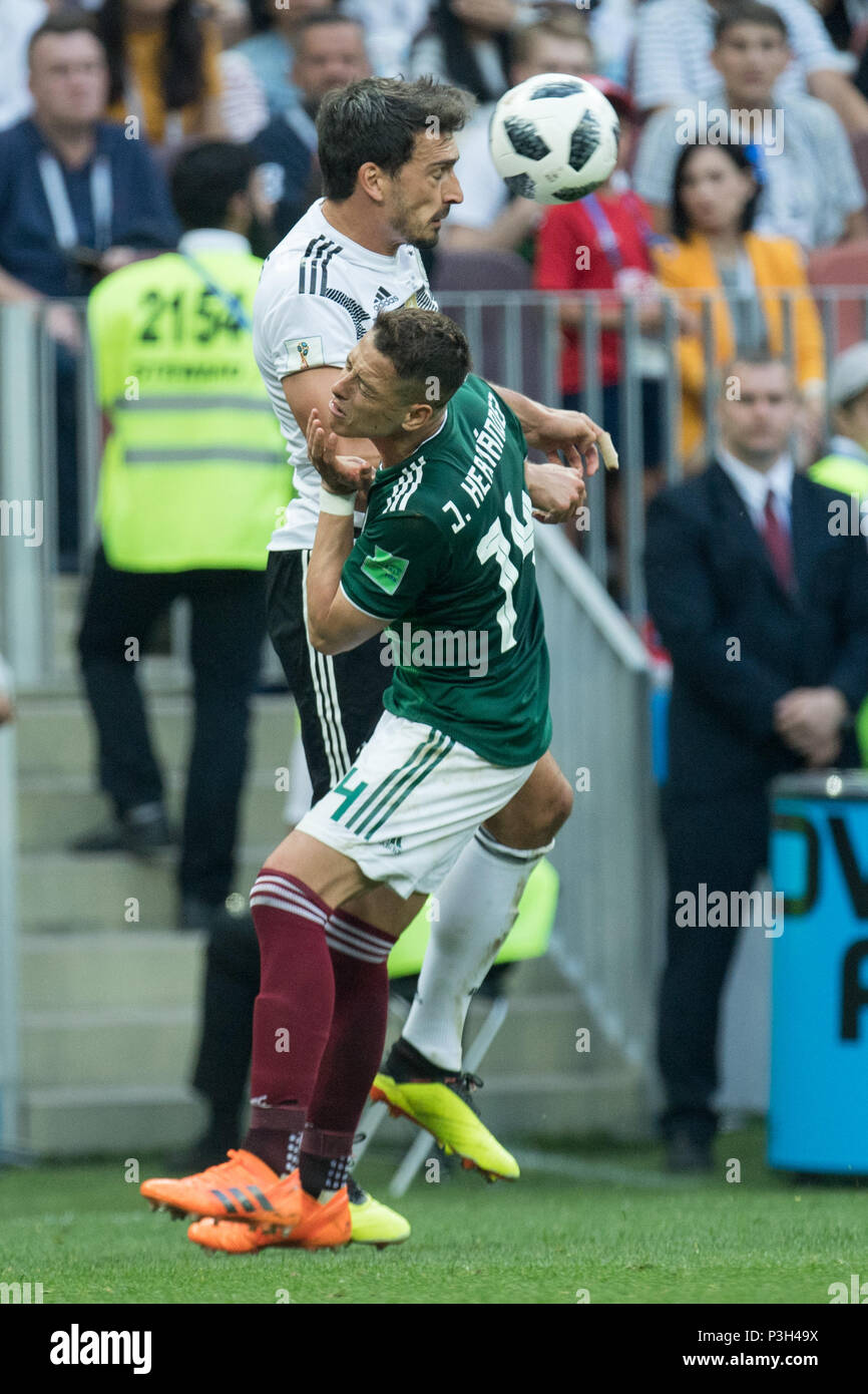 Moskau, Russland. 17 Juni, 2018. Mats HUMMELS (links, GER) versus Javier Hernandez (MEX), Aktion, Duellen, Porträt, Deutschland (GER) - Mexiko (MEX) 0:1, Vorrunde, Gruppe F, Spiel 11, am 17.06.2018 in Moskau; Fußball-WM 2018 in Russland vom 14.06. - 15.07.2018. | Verwendung der weltweiten Kredit: dpa/Alamy leben Nachrichten Stockfoto