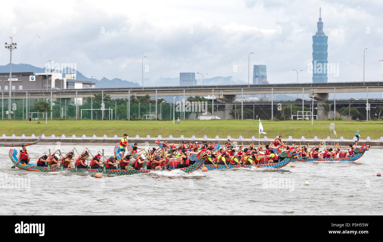 Taipei, Taiwan, 18. Juni: Dragon boote Pass unter Taipei 101 während der jährlichen Drachenboot rennen auf Keelung River Kennzeichnung Dragon Boat Festival, auch als Duanwu Festival, das am fünften Tag des fünften Mondmonats fällt bekannt. Credit: Perry Svensson/Alamy leben Nachrichten Stockfoto