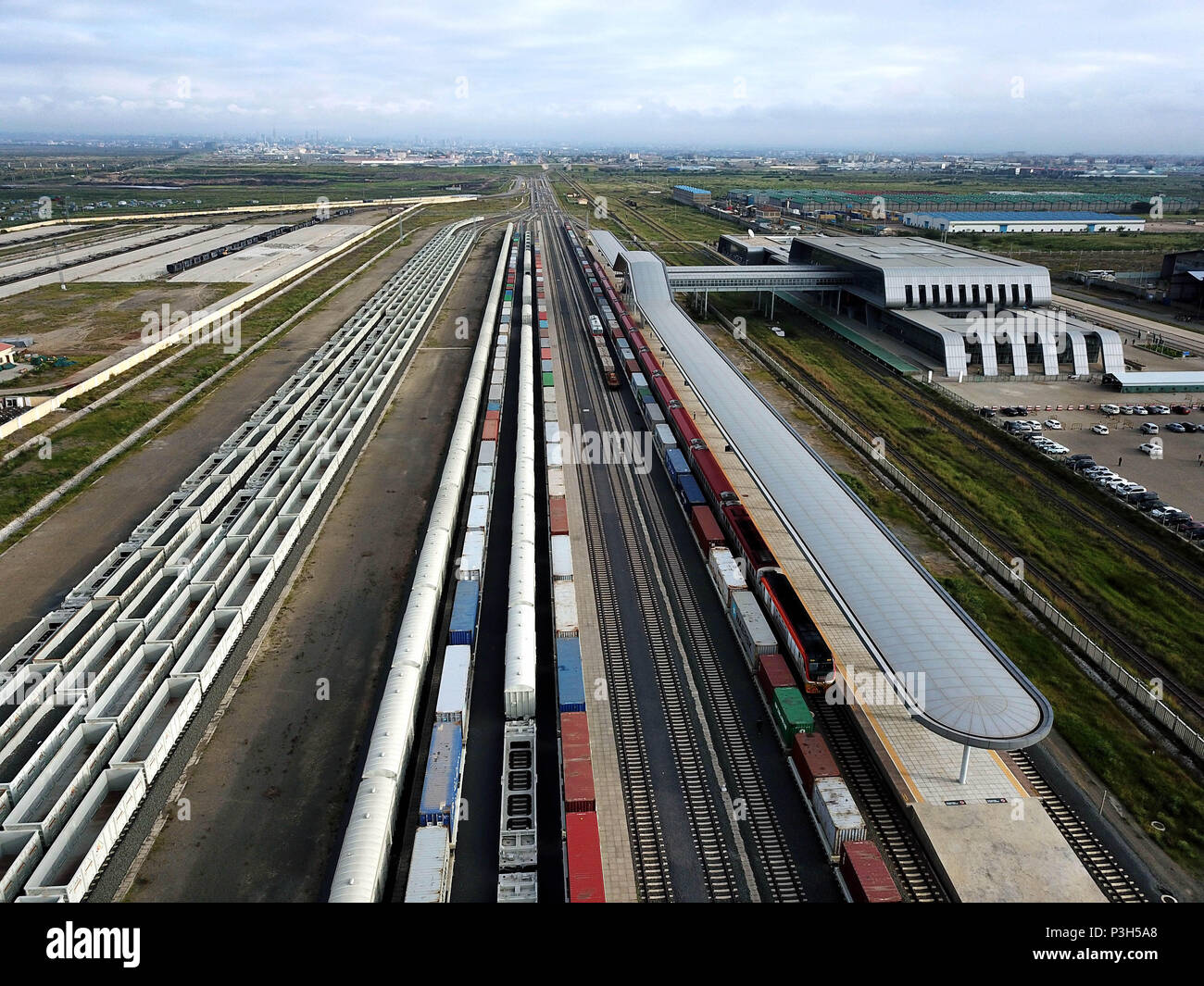Mombasa. 3. Juni 2018. Luftaufnahme auf Juni 3, 2018 zeigt Züge am Bahnhof in Nairobi Nairobi, Hauptstadt von Kenia. Die China-finanzierten Mombasa-Nairobi Standard Gauge Railway Schätzungen des afrikanischen Landes BIP um 1,5 Prozent gesteigert zu haben und fast 50.000 Arbeitsplätze für die Einheimischen. Credit: Wang Teng/Xinhua/Alamy leben Nachrichten Stockfoto