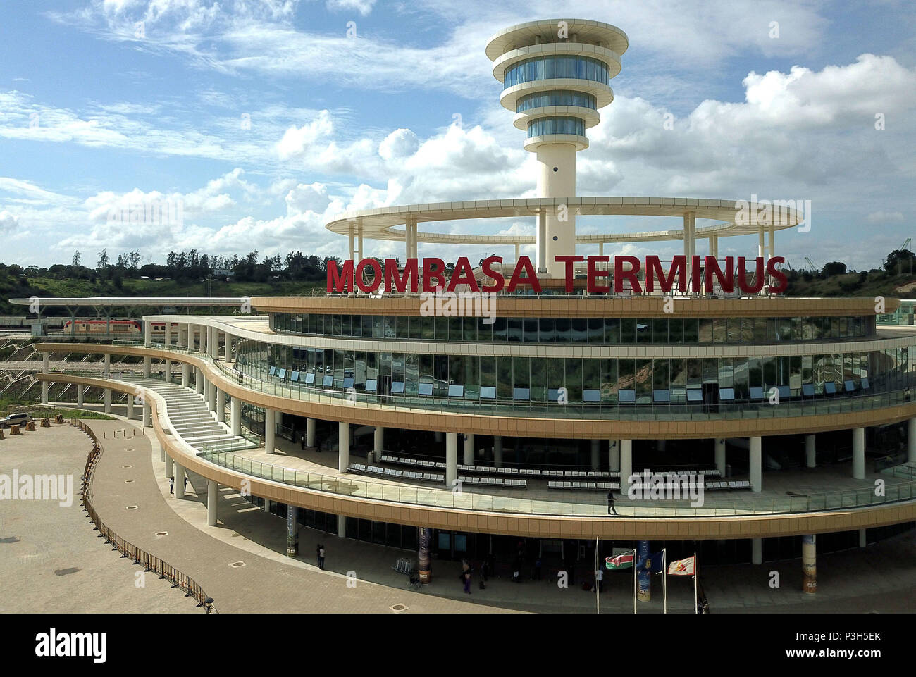 Mombasa. 2. Juni 2018. Luftaufnahme auf Juni 2, 2018 zeigt den Bahnhof in Mombasa Mombasa, Kenia. Die China-finanzierten Mombasa-Nairobi Standard Gauge Railway Schätzungen des afrikanischen Landes BIP um 1,5 Prozent gesteigert zu haben und fast 50.000 Arbeitsplätze für die Einheimischen. Credit: Wang Teng/Xinhua/Alamy leben Nachrichten Stockfoto