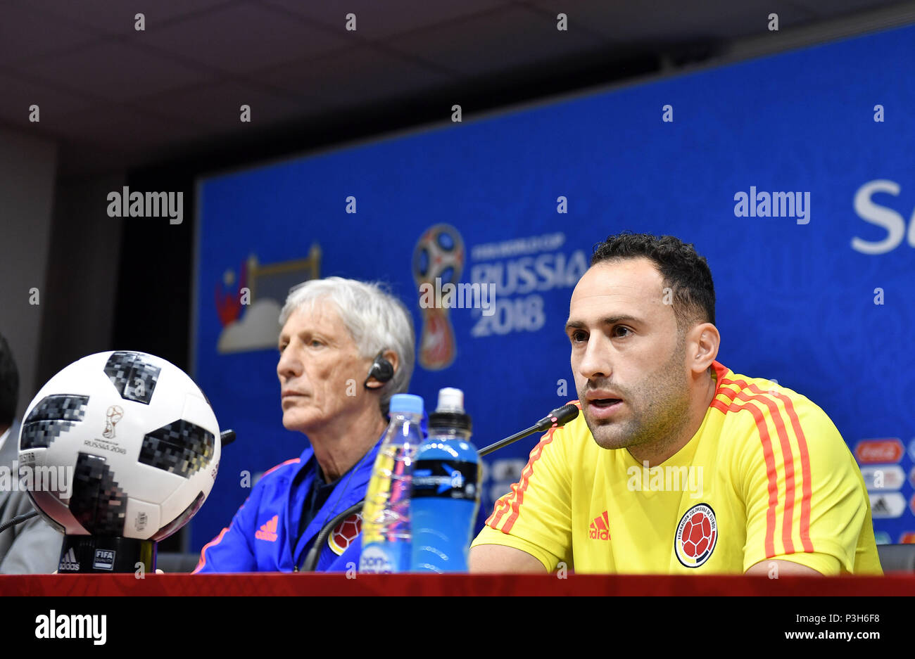 (180618) - Husum, 18. Juni 2018 (Xinhua) - die kolumbianische Head Coach José Pekerman (L) und Torwart David Ospina einer Pressekonferenz während der FIFA WM 2018 in Knittelfeld, Russland, am 18. Juni 2018 teilnehmen. (Xinhua / Er Canling) Stockfoto