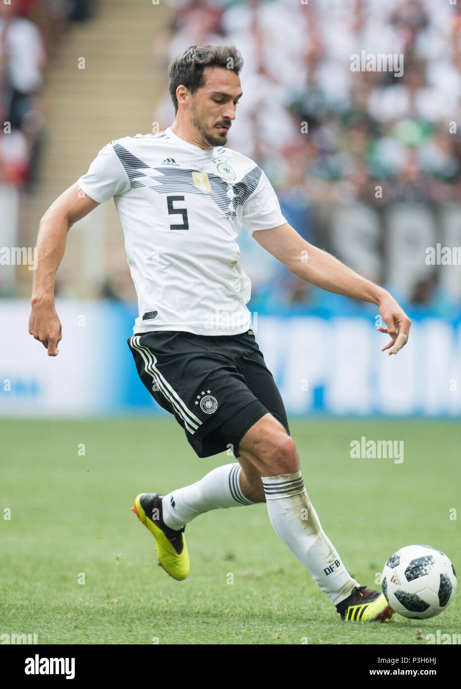 Moskau, Russland. 17 Juni, 2018. Mats HUMMELS (GER) mit Kugel, Single Action mit Kugel, Aktion, vollständige Abbildung, Porträt, Deutschland (GER) - Mexiko (MEX) 0:1, Vorrunde, Gruppe F, Spiel 11, am 17.06.2018 in Moskau; Fußball-WM 2018 in Russland vom 14.06. - 15.07.2018. | Verwendung der weltweiten Kredit: dpa/Alamy leben Nachrichten Stockfoto