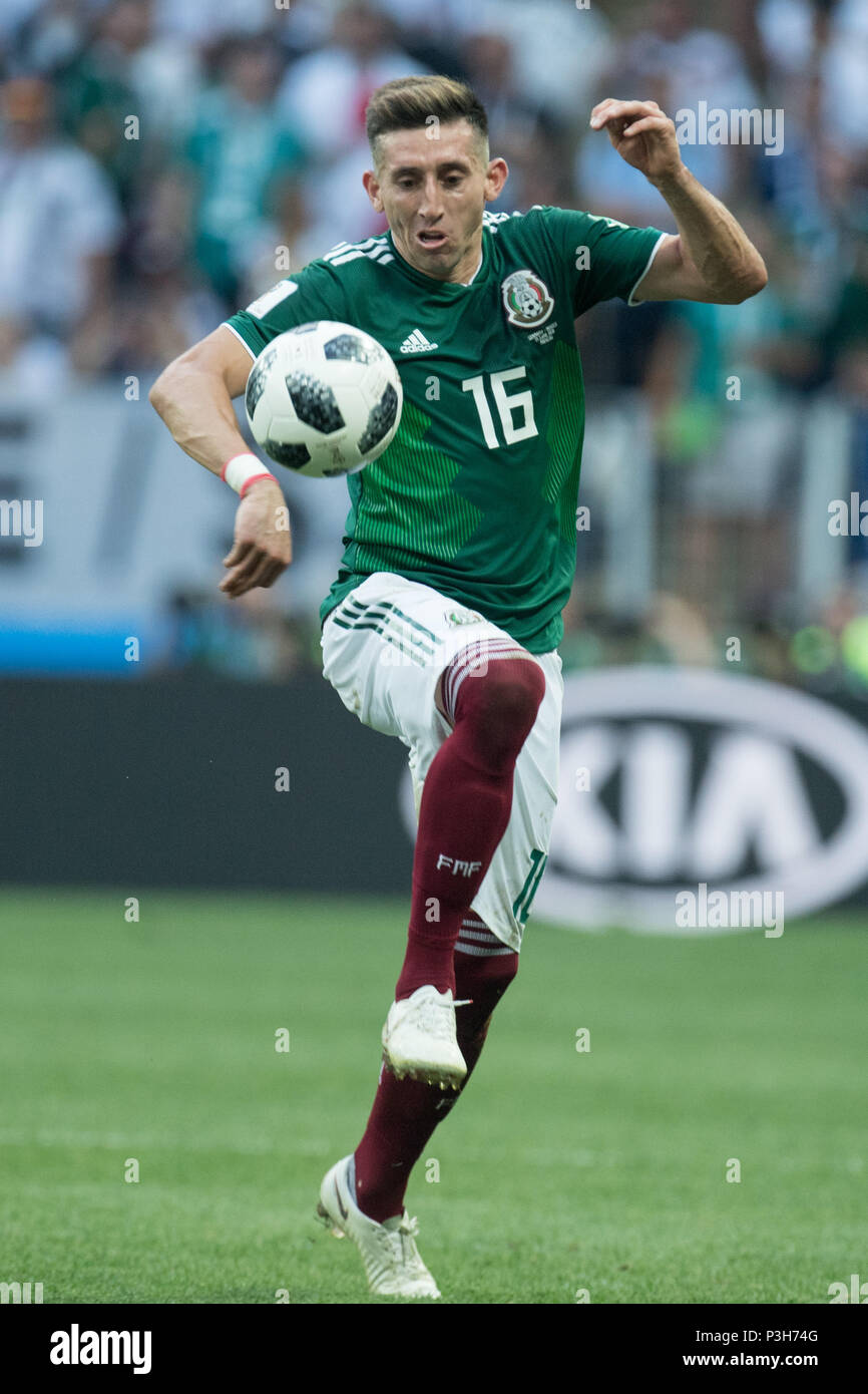 Moskau, Russland. 17 Juni, 2018. Hector HERRERA (MEX) mit Kugel, Single Action mit Kugel, Aktion, vollständige Abbildung, Porträt, Deutschland (GER) - Mexiko (MEX) 0:1, Vorrunde, Gruppe F, Spiel 11, am 17.06.2018 in Moskau; Fußball-WM 2018 in Russland vom 14.06. - 15.07.2018. | Verwendung der weltweiten Kredit: dpa/Alamy leben Nachrichten Stockfoto