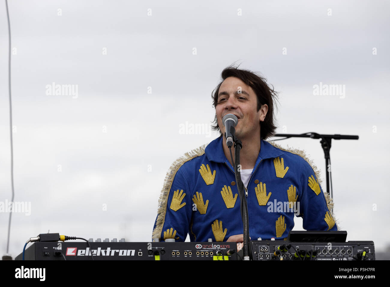 Chantilly, Frankreich. 17 Juni, 2018. Die band Naive New Beaters führt während der 169Th Prix de Diane Pferderennen am 17. Juni 2018 in Chantilly, Frankreich. Quelle: Bernard Menigault/Alamy leben Nachrichten Stockfoto