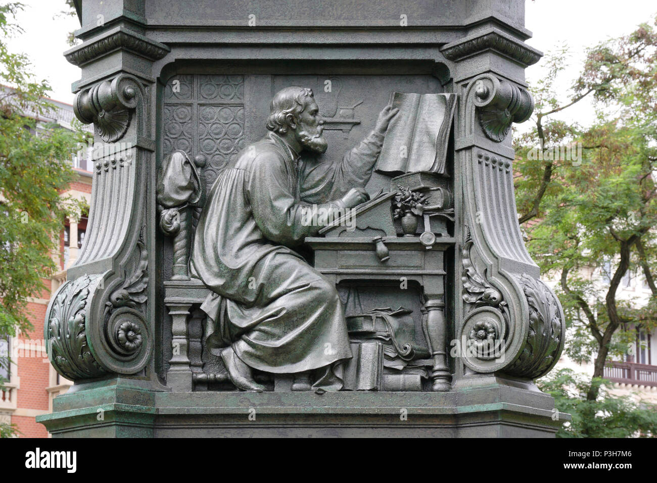 Die Luther Denkmal von 1896 von Adolf von Donndorf in Eiseafter in Thueringen zeigt Luthers Leben in Eiseafter und auf der Wartburg, Martin Luther, der hier das Neue Testament von Dezember 1521 bis Februar 1522 in seiner Studie auf der Wartburg, auf 2,09 aufgezeichnet. 2014 übersetzt. Foto: Rainer Oettel | Verwendung weltweit Stockfoto