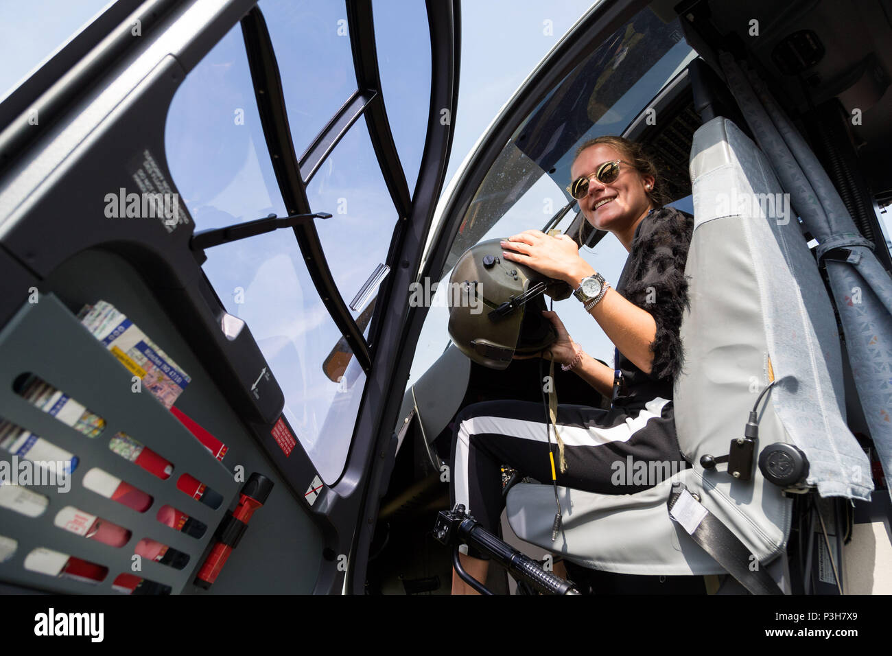 16 Juni 18 Deutschland Oldenburg Polizei Kommissar Kandidat Hannah An Bord Ein Polizeihubschrauber In Den Raumlichkeiten
