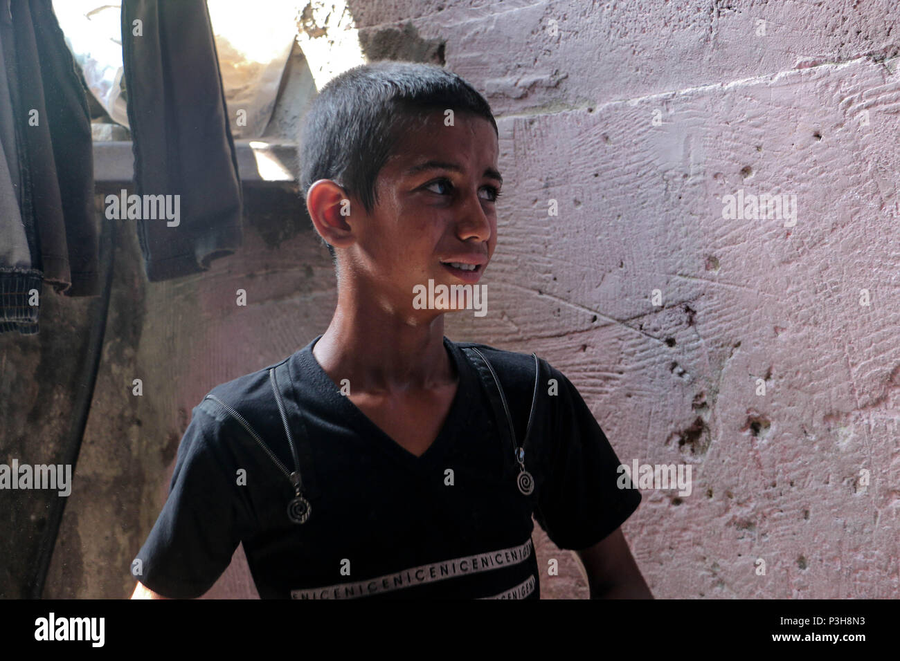 Ein Kind gesehen das Schreien während der Beerdigung eines Märtyrers Sabri Ahmed Abu Khader in seinem Haus in Gaza Stadt. Sabri Ahmed Abu Khader, 24, auf den Gazastreifen Grenze östlich von Gaza durch die israelische Besatzung getötet. Stockfoto