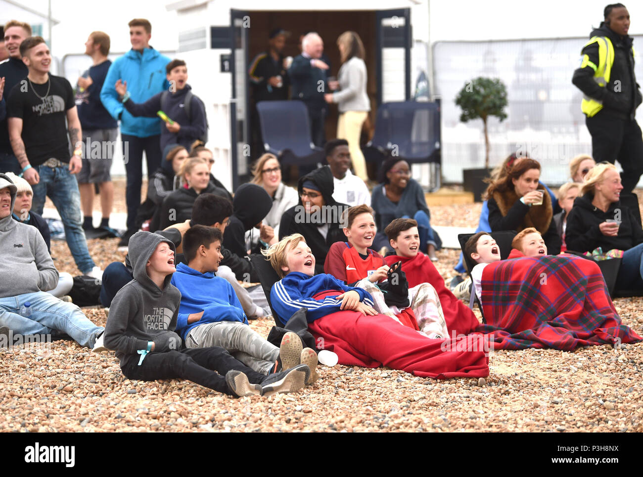 Brighton, UK. 18 Juni, 2018. England Fußballfans beobachten Sie das Spiel auf einem riesigen Bildschirm auf Brighton Seafront, wie sie gegen Tunesien bei der WM in Russland Kreditkarte spielen: Simon Dack/Alamy leben Nachrichten Stockfoto