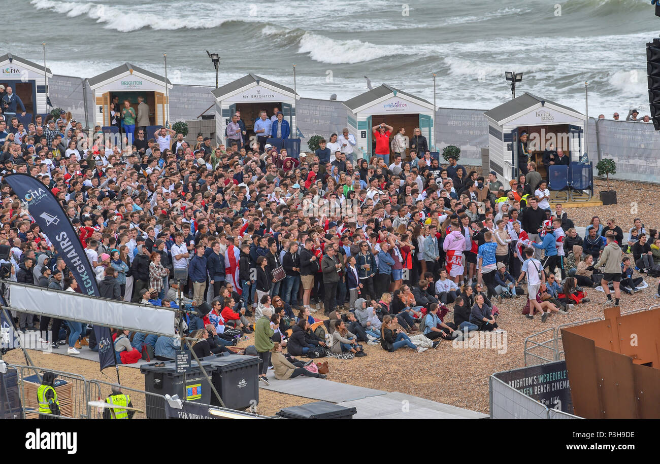 Brighton UK Juni 2018 18 - Tausende von England Fußballfans beobachten Sie das Spiel auf einem riesigen Bildschirm auf Brighton Seafront, wie sie gegen Tunesien bei der WM in Russland gehalten wird spielen Stockfoto