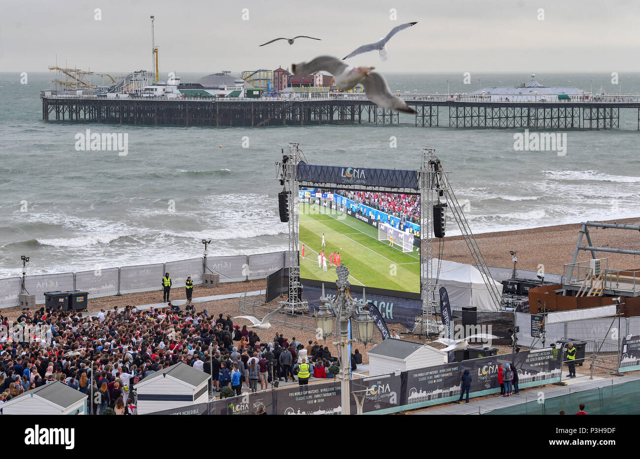 Brighton UK Juni 2018 18 - Tausende von England Fußballfans beobachten Sie das Spiel auf einem riesigen Bildschirm von Luna auf Brighton Seafront, wie sie gegen Tunesien bei der WM in Russland gehalten wird spielen Stockfoto