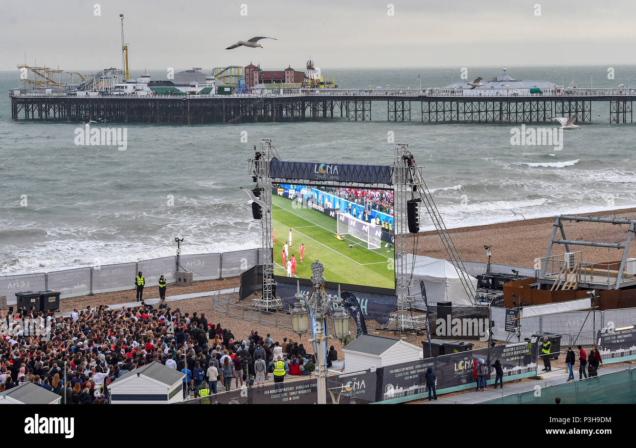 Brighton UK Juni 2018 18 - Tausende von England Fußballfans beobachten Sie das Spiel auf einem riesigen Bildschirm von Luna auf Brighton Seafront, wie sie gegen Tunesien bei der WM in Russland gehalten wird spielen Stockfoto