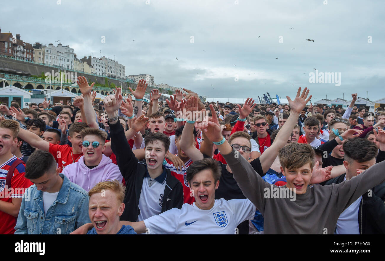 Brighton UK Juni 2018 18 - Tausende von England Fußballfans beobachten Sie das Spiel auf einem riesigen Bildschirm auf Brighton Seafront, wie sie gegen Tunesien bei der WM in Russland gehalten wird spielen Stockfoto